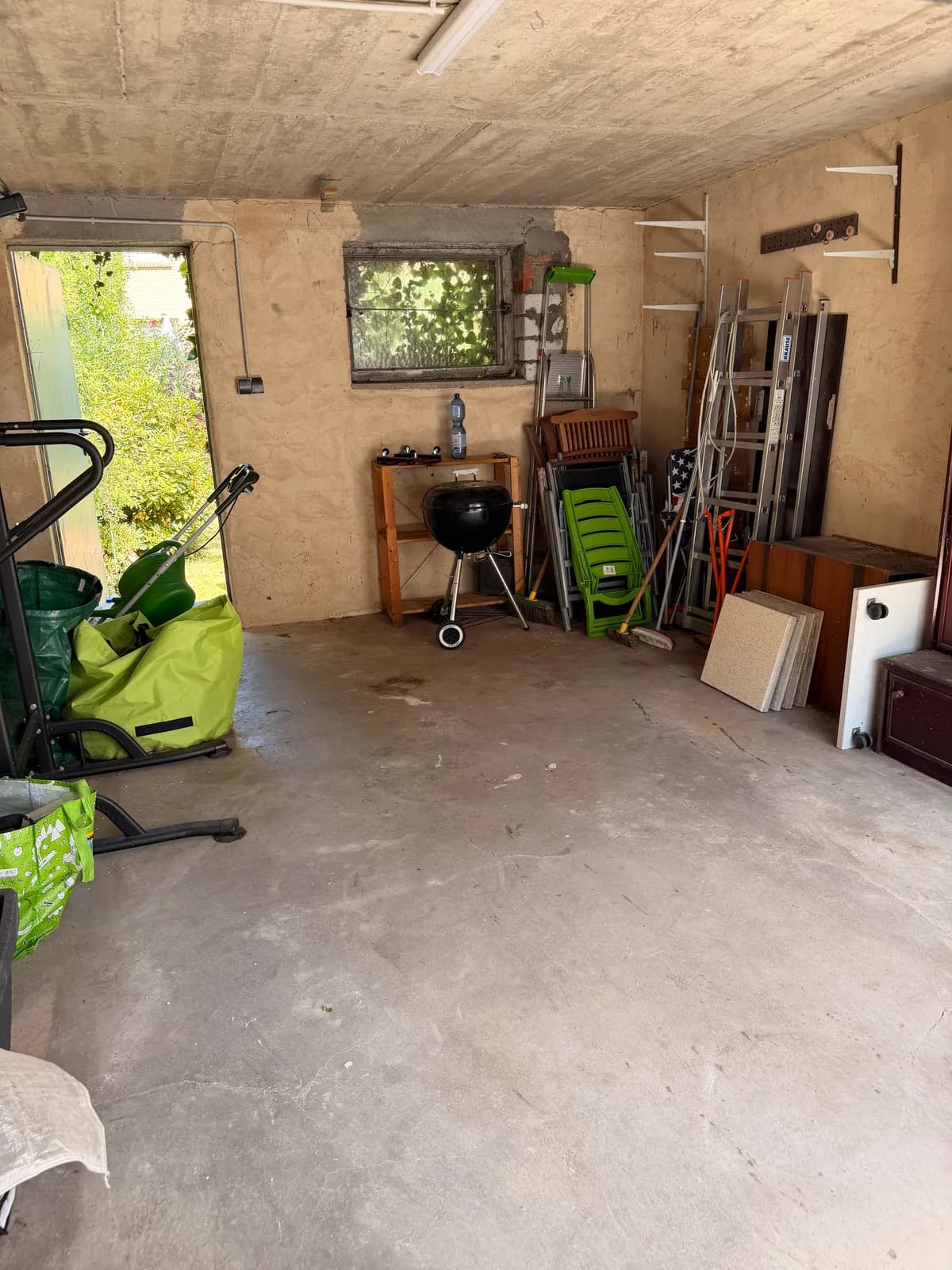 Leere, besenreine Garage nach der Garagenentrümpelung in Darmstadt