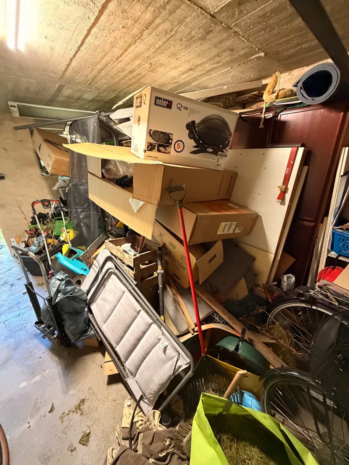 Vollgestellte Garage mit Werkzeug, Rädern und Kisten vor der Entrümpelung in Darmstadt