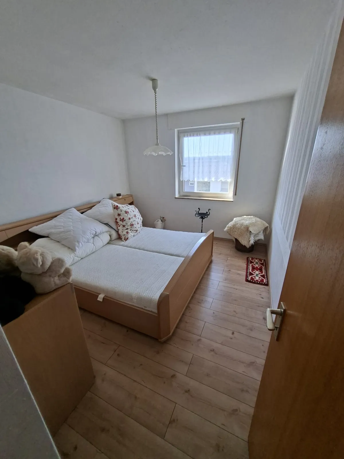 Möbliertes Schlafzimmer mit Bett und Hausrat vor der Entrümpelung