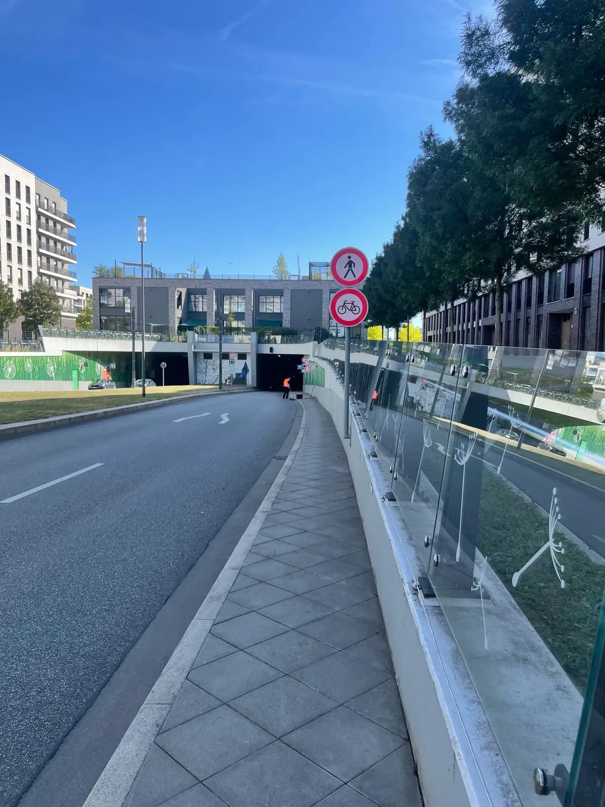 Derselbe Gehweg nach der Unkrautentfernung, vollständig frei
