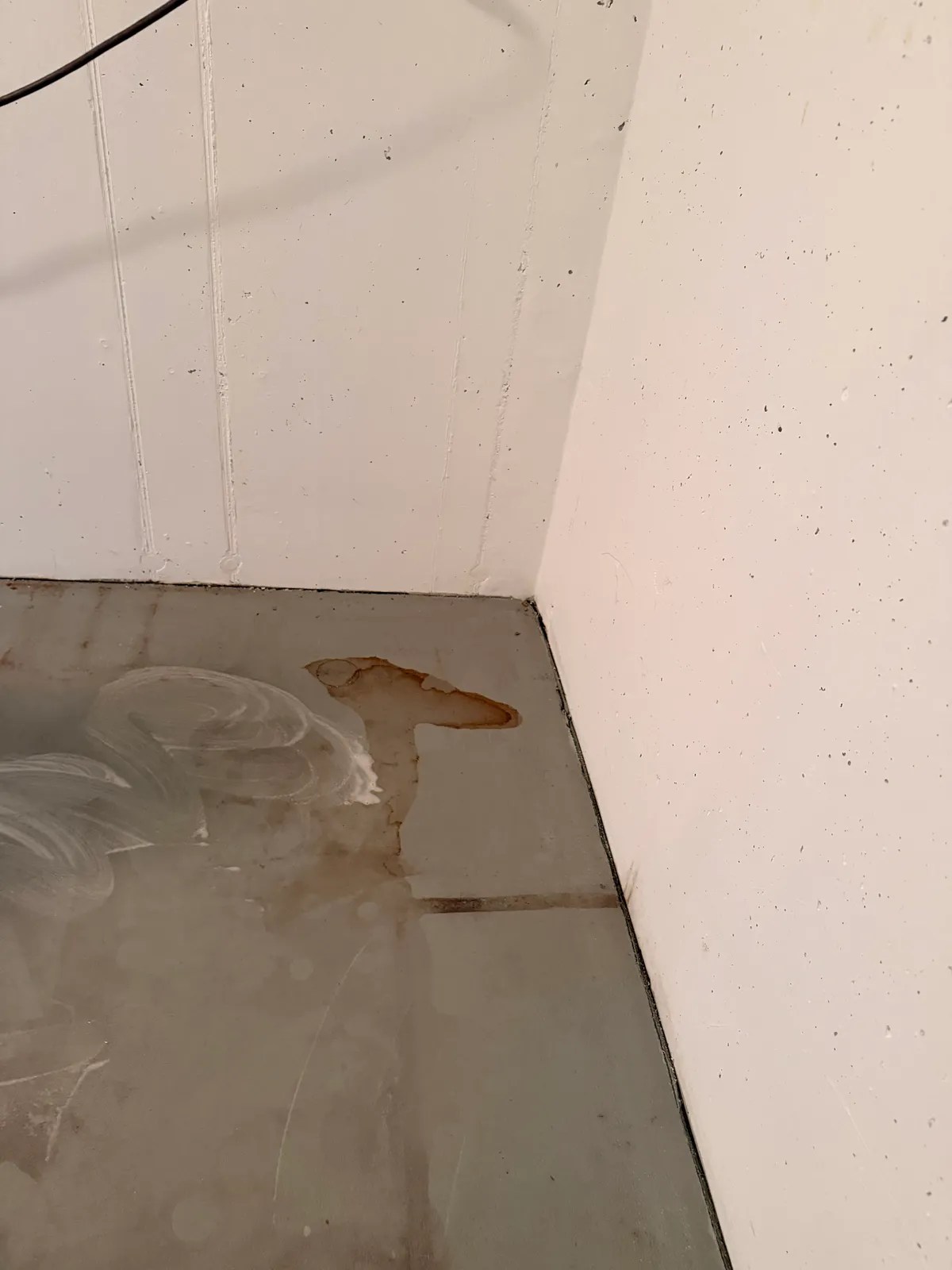 Estrichboden mit großflächigem Fleck vor der Reinigung