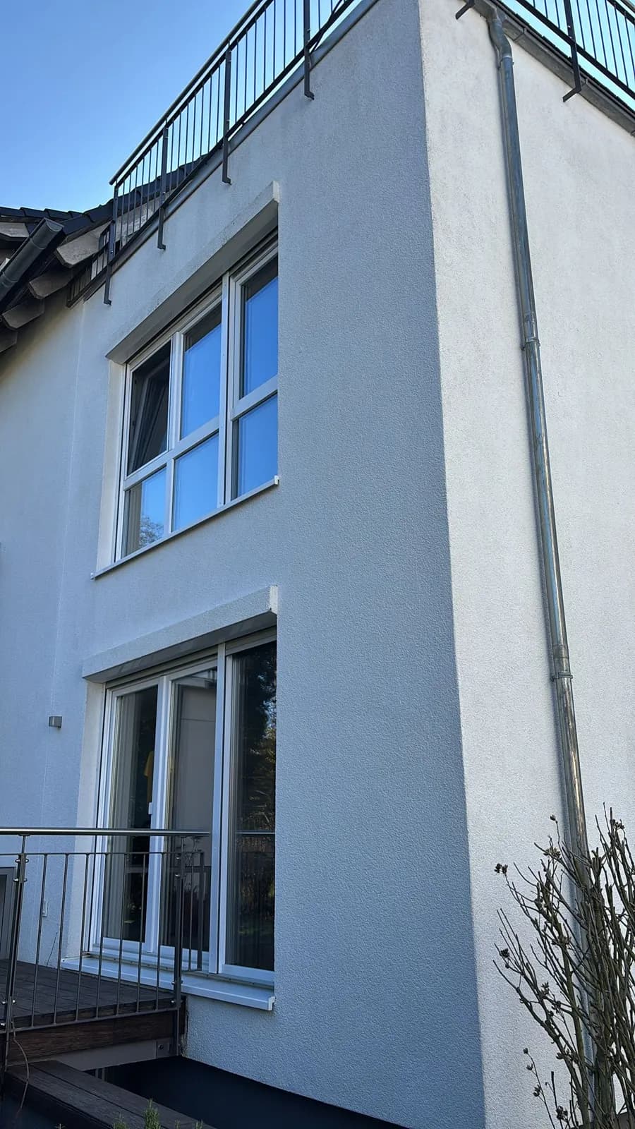 Dieselbe Fassade nach der Fassadenreinigung, strahlend hell