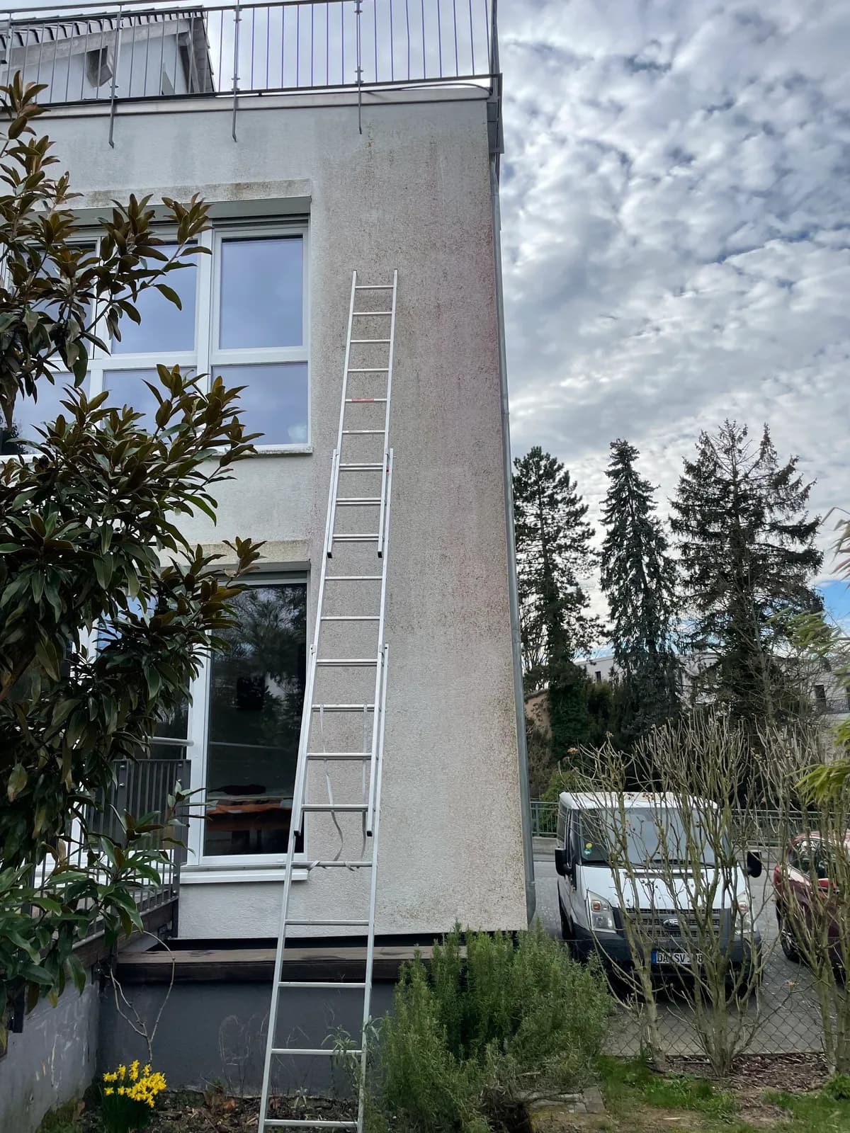 Verschmutzte, grau verfärbte Hausfassade vor der Fassadenreinigung