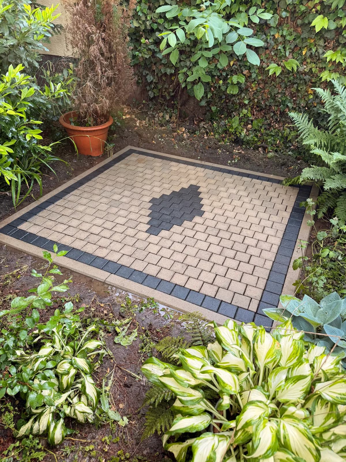 Frisch gereinigtes Terrassenpflaster nach der Steinreinigung in Darmstadt