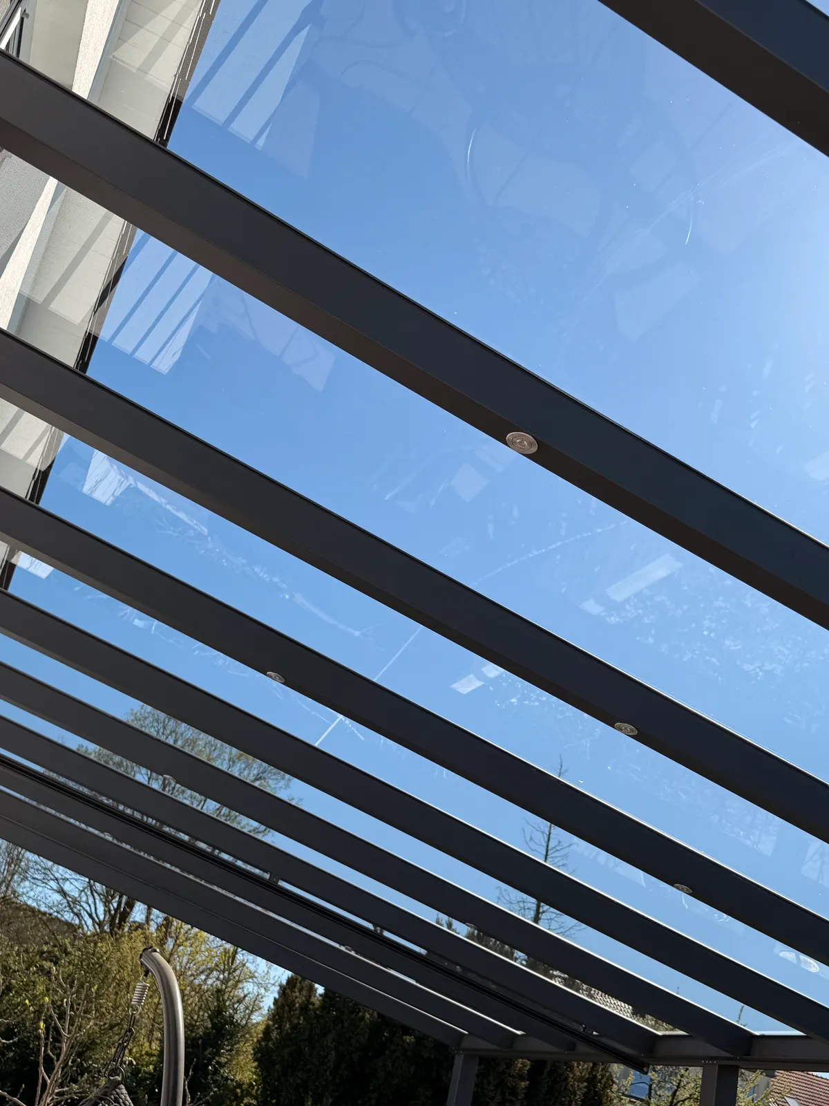 Dasselbe Glasdach nach der Reinigung mit klaren Scheiben und freiem Blick zum Himmel