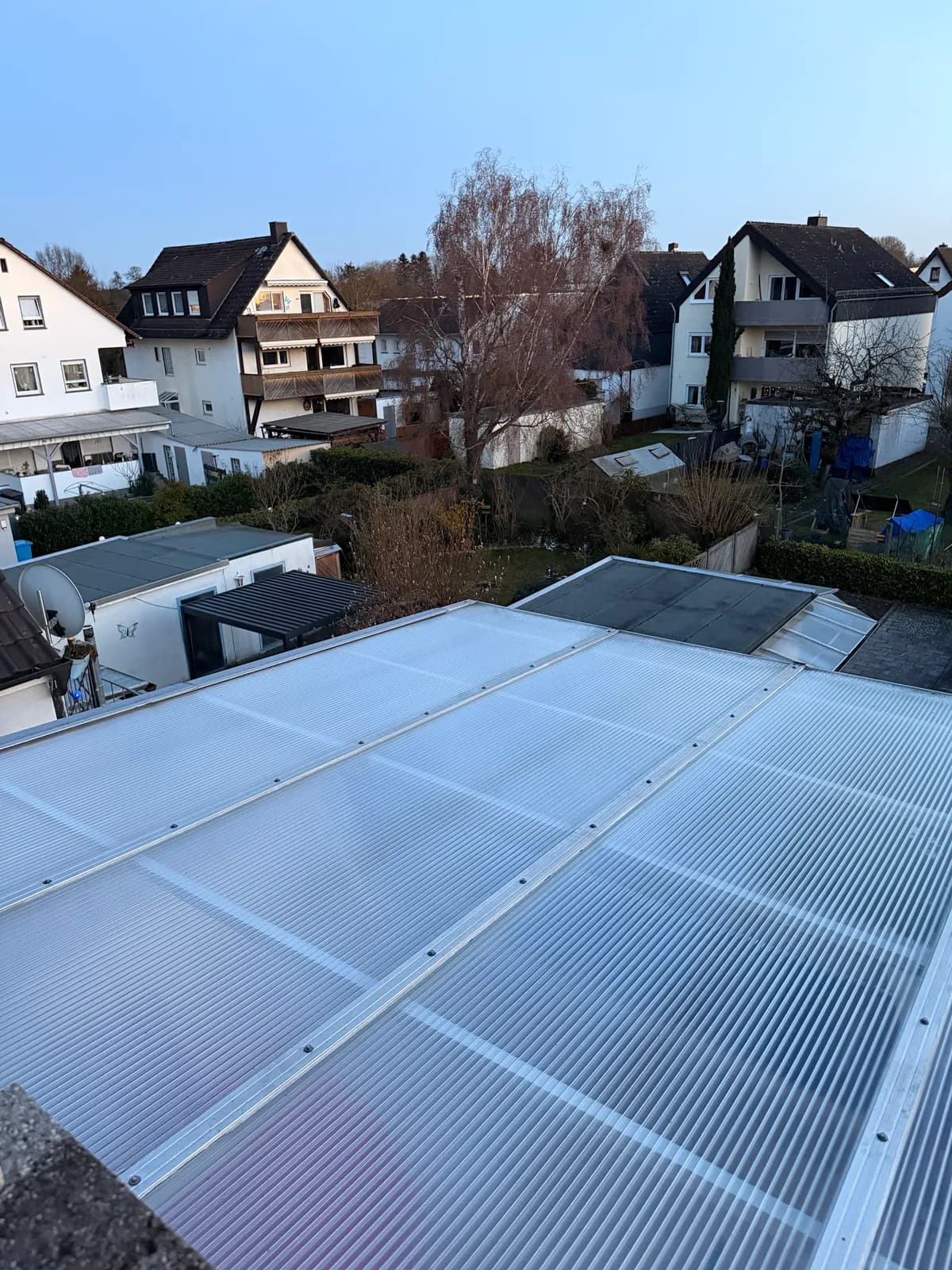 Terrassenüberdachung mit sauberen Stegplatten nach der Überdachungsreinigung