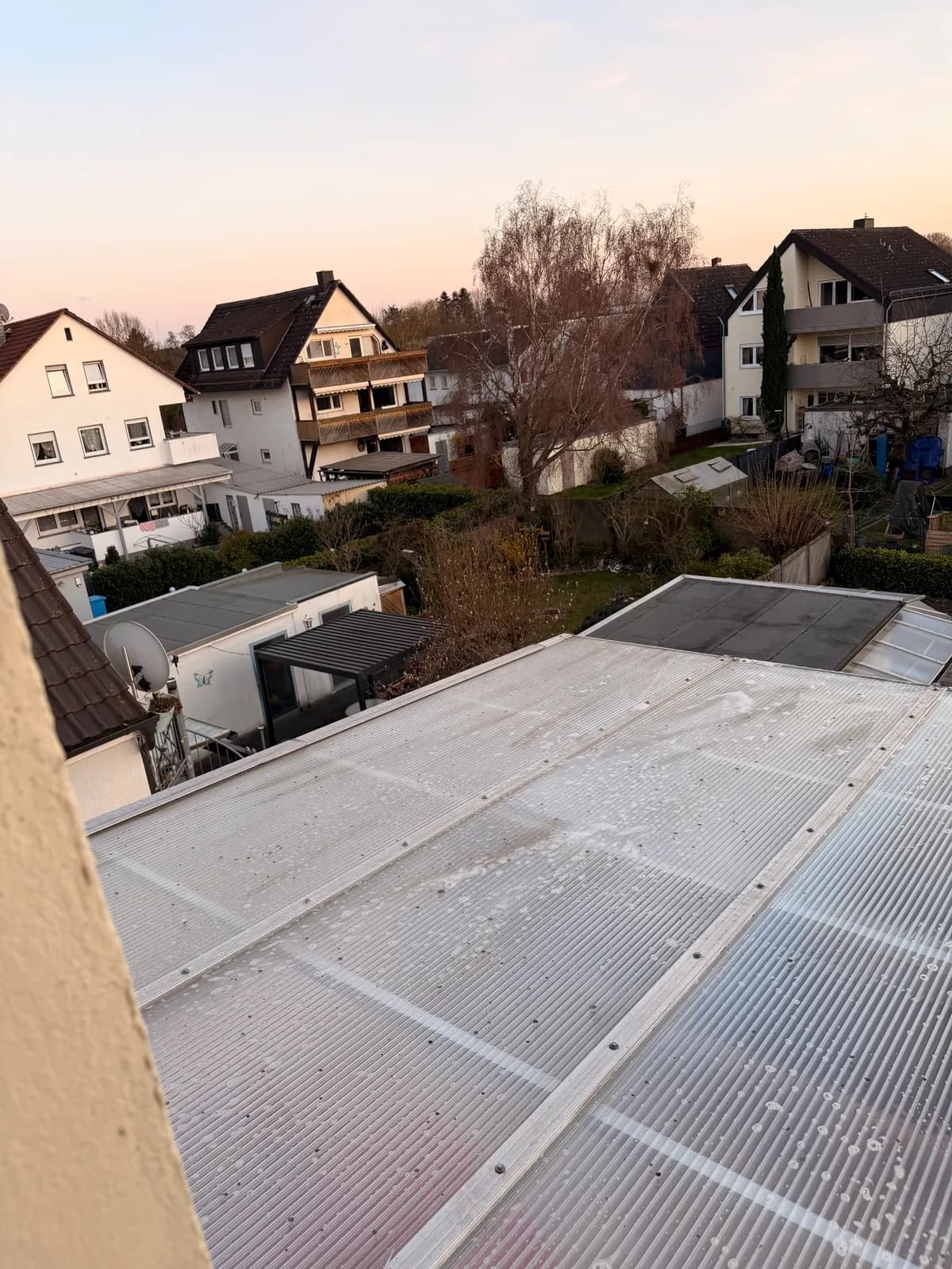 Terrassenüberdachung mit stark verschmutzten Stegplatten vor der Reinigung