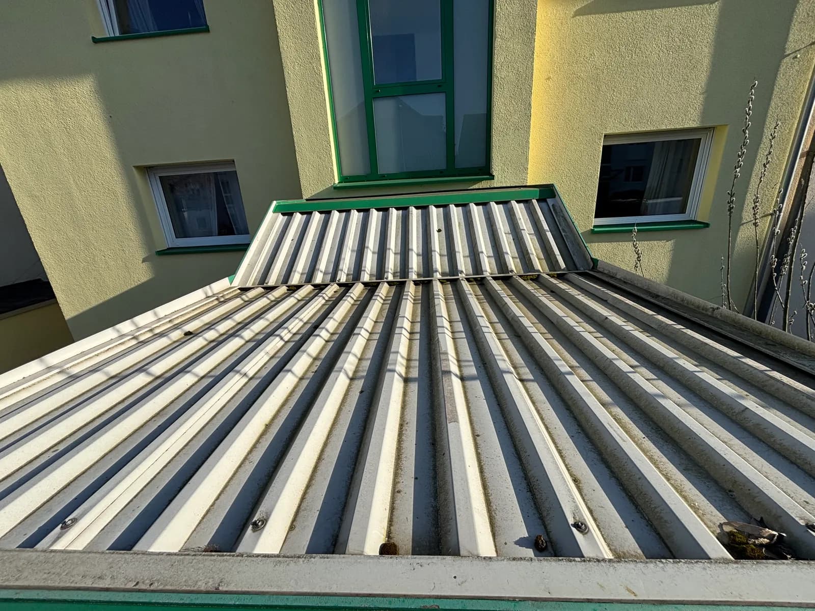 Verschmutztes, grau verfärbtes Wellplattendach vor der Reinigung