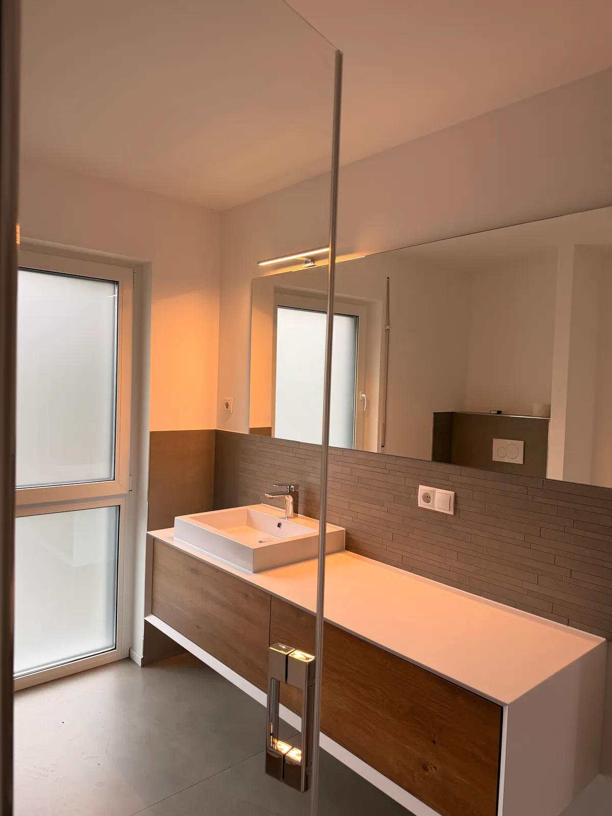 Neues Badezimmer nach der Baufeinreinigung, streifenfrei gereinigte Glasdusche